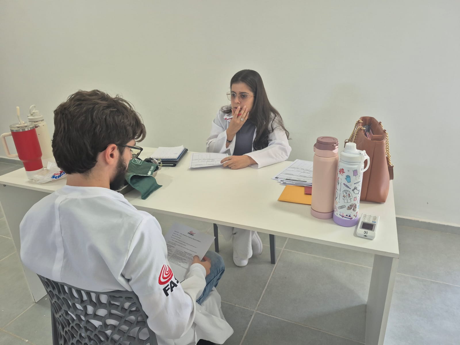 Pós-graduação em Farmácia Clínica e Prescrição Farmacêutica promove aula prática de avaliação clínica